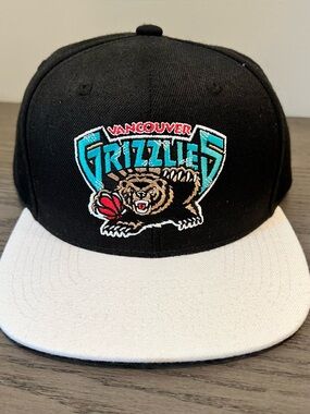 Vancouver Grizzlies - Mitchell & Ness - White/Black SnapBack Hat